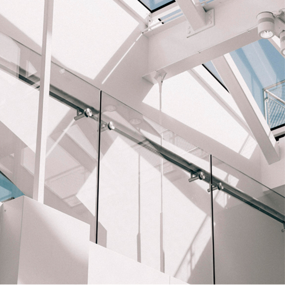 Fornecimento e Aplicação de Guardas de Vidro com acabamento inox, latão, bronze e outros metais